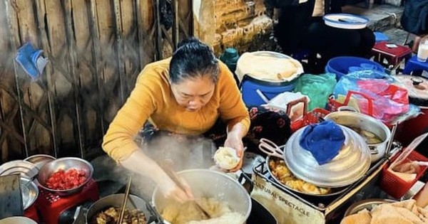 Hàng xôi ngon nức tiếng phố cổ, chuyển tới đâu khách theo nườm nượp tới đó