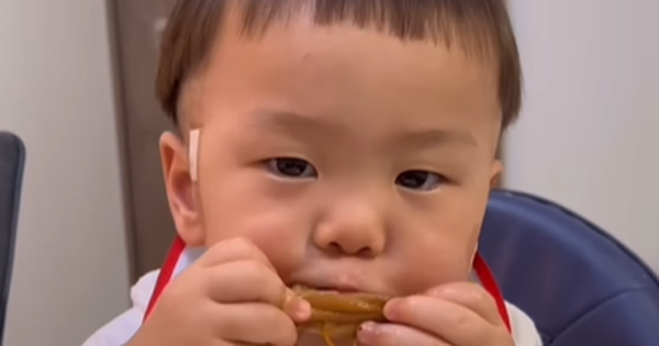 Cậu bé người Nhật chỉ nín khóc khi khìn thấy đồ ăn, mukbang món nào cũng “cuốn”, hội chị em “xin vía” gấp