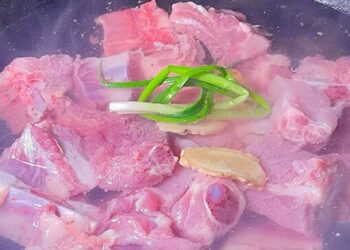 Chần sườn heo xong vẫn có mùi hôi là do làm sai điều này