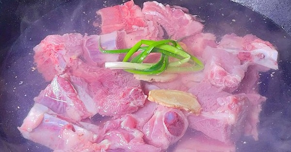 Chần sườn heo xong vẫn có mùi hôi là do làm sai điều này