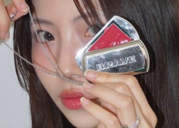 Xuất hiện thỏi son mới gây bão ở Hàn: Có thể dùng làm dây chuyền, bag charm, mới ra mắt đã cháy hàng