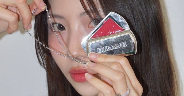 Xuất hiện thỏi son mới gây bão ở Hàn: Có thể dùng làm dây chuyền, bag charm, mới ra mắt đã cháy hàng