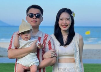 “Outfit check” xinh yêu của gia đình nhỏ 3 người, bí kíp cho em bé 8 tháng đi du lịch cực NHÀN – VUI