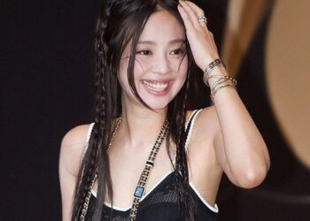 Jennie (BlackPink) diện váy quá ngắn
