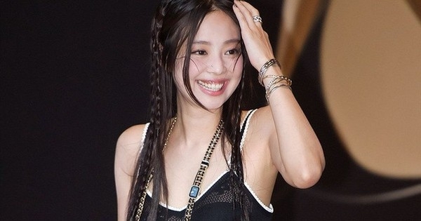 Jennie (BlackPink) diện váy quá ngắn