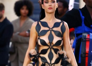 Thảm đỏ Vogue World 2024: Katy Perry xuất hiện bất ngờ, Sabrina Carpenter khoe trọn vẻ trẻ trung đầy quyến rũ