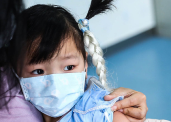 Trẻ bị đau họng, sốt nóng-lạnh, cha mẹ tưởng đơn giản nhưng đây là một trong những biểu hiện của bệnh bạch hầu