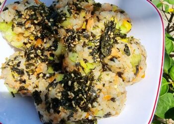 Cách làm cơm nắm rong biển cá hồi ngon cho các bé