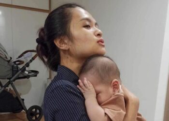 Đẻ con 4 tháng nhưng không thấy yêu con, chưa nhận thức mình là mẹ, mẹ bỉm thay đổi vì 1 hành động của bé