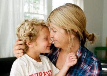 Dạy con giao tiếp, ứng xử tốt: Cha mẹ là tấm gương