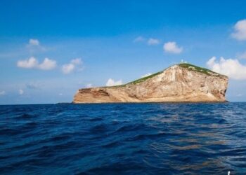 Có một hòn đảo hoang sơ trên biển miền Trung: Hình dáng đặc biệt, nằm ở vị trí đánh dấu lãnh hải Việt Nam