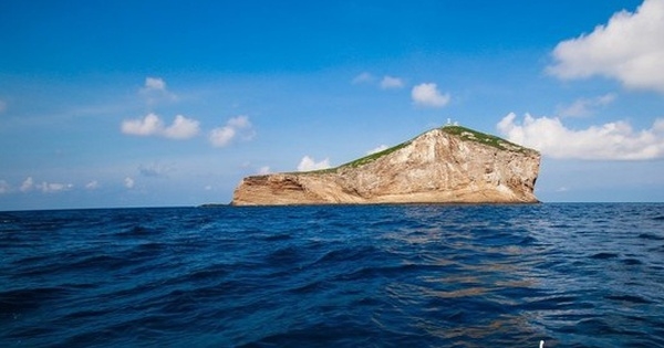 Có một hòn đảo hoang sơ trên biển miền Trung: Hình dáng đặc biệt, nằm ở vị trí đánh dấu lãnh hải Việt Nam