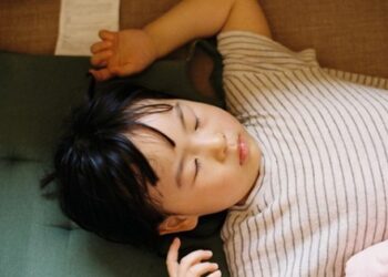 Ngủ sấp giúp trẻ phát triển tốt nhưng có 4 tư thế ngủ này cha mẹ nhất định phải thay đổi cho con mình