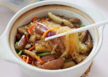 Món ăn này toàn nguyên liệu dễ mua, kết hợp trong 1 nồi vừa đơn giản lại rất ngon và tốt cho sức khỏe