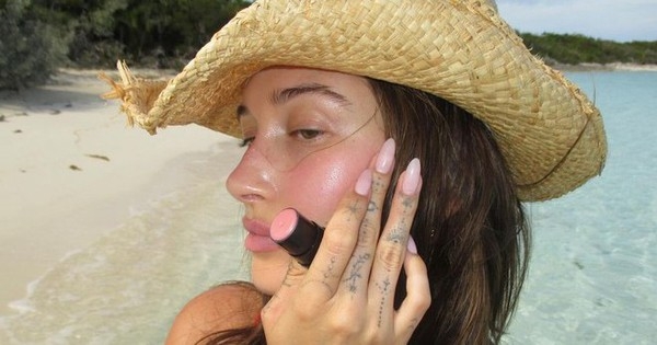 Mỹ phẩm của “IT-girl” Hailey Bieber lại “gây sốt”: Thỏi má hồng kiêm son hơn 600k có đáng mua?