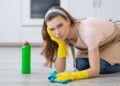 Tại sao bạn ngửi thấy mùi tanh khi lau nhà?
