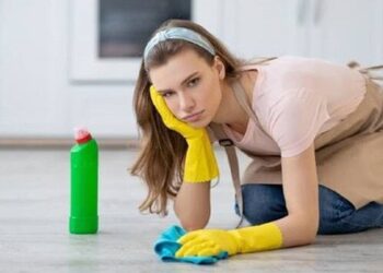 Tại sao bạn ngửi thấy mùi tanh khi lau nhà?