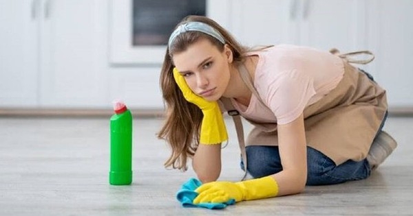 Tại sao bạn ngửi thấy mùi tanh khi lau nhà?