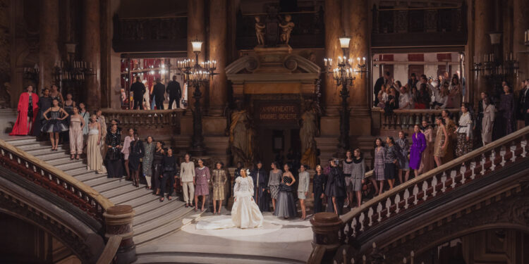 BST CHANEL Haute Couture Thu Đông 2024/25: Sự hợp nhất giữa nghệ thuật cắt nay thủ công và opera
