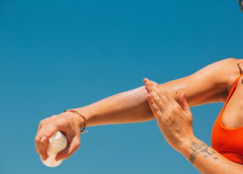 7 mẹo chăm da trắng hồng khi đi du lịch