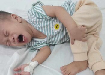 Tiếng khóc xé lòng của bé gái 15 tháng tuổi mắc bệnh tim bẩm sinh, suy dinh dưỡng nặng
