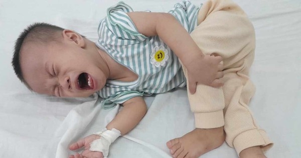 Tiếng khóc xé lòng của bé gái 15 tháng tuổi mắc bệnh tim bẩm sinh, suy dinh dưỡng nặng