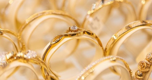Giá vàng hôm nay 5/7: Quay đầu giảm từ đỉnh cao
