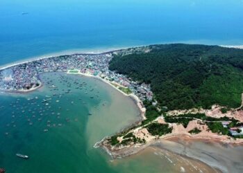 Xã đảo được ví như “bàn tay khổng lồ” trên biển, có nhiều điểm du lịch đẹp hoang sơ, cách Hà Nội hơn 200km