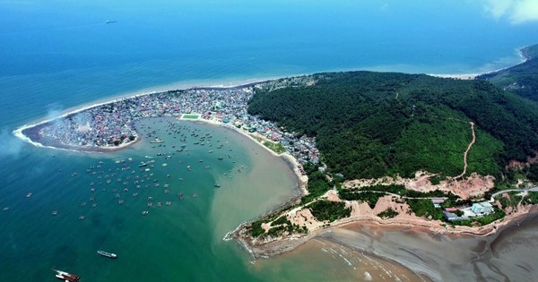 Xã đảo được ví như “bàn tay khổng lồ” trên biển, có nhiều điểm du lịch đẹp hoang sơ, cách Hà Nội hơn 200km