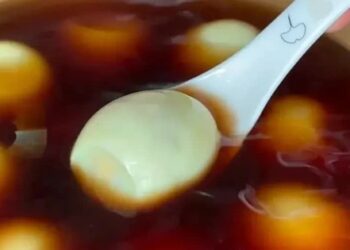 Thêm loại lá quen thuộc này vào khi luộc trứng: Chưa ai làm bao giờ nhưng cực thơm ngon và tốt cho sức khỏe gấp trăm lần