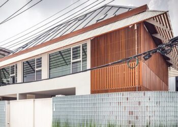 Độc lạ ngôi nhà ‘nửa kín nửa hở’ giữa thành phố
