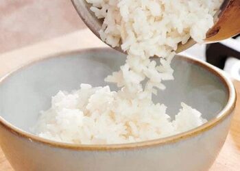 Hâm nóng cơm nguội nhớ cho 1 thìa này vào, cơm sẽ thơm dẻo như mới nấu