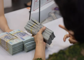 Ngân hàng dồn dập tăng lãi suất huy động trở lại, có nên gửi tiết kiệm lúc này?