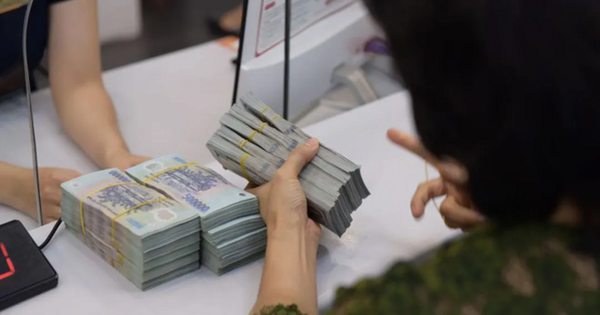 Ngân hàng dồn dập tăng lãi suất huy động trở lại, có nên gửi tiết kiệm lúc này?