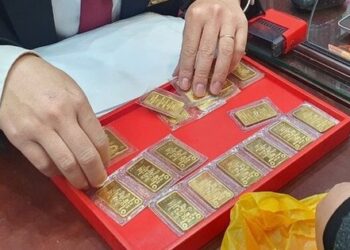 Giá vàng hôm nay 3/7: Chịu sức ép của USD, giá vàng đi ngang
