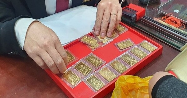 Giá vàng hôm nay 3/7: Chịu sức ép của USD, giá vàng đi ngang