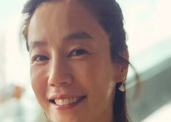 Người chị trong ‘Giày thủy tinh’ ở tuổi 50