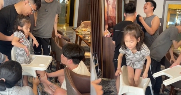 Đẻ con gái cho thùy mị, nết na: Bé gái mắc kẹt vào ghế ăn dặm và cái kết khiến ai nấy cười bò