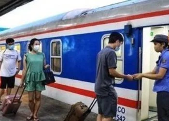 Sớm hợp nhất hai công ty cổ phần vận tải đường sắt