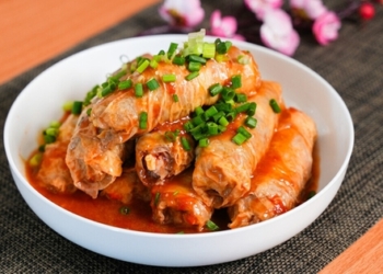 Váng đậu cuộn tôm bò sốt cà mềm ngọt: Món ngon cho bữa cơm ngày cuối tuần