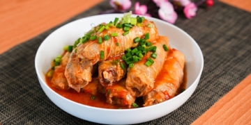 Váng đậu cuộn tôm bò sốt cà mềm ngọt: Món ngon cho bữa cơm ngày cuối tuần