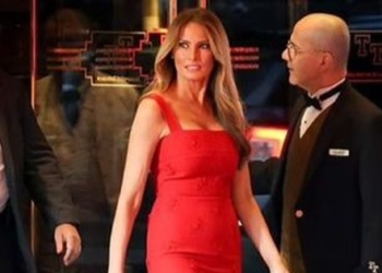 Bà Melania Trump gợi cảm tuổi 54