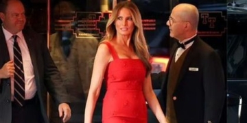 Bà Melania Trump gợi cảm tuổi 54