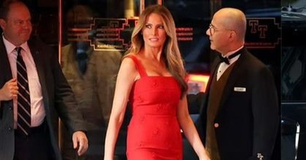 Bà Melania Trump gợi cảm tuổi 54