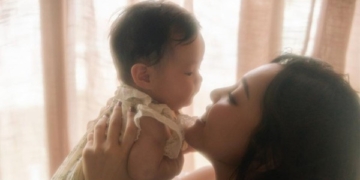 Bị chỉ trích “lười” vì quyết định dừng sữa mẹ khi con gái mới 7,5 tháng, hot mom 2 con tự tin nói câu này!