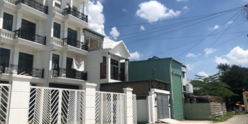 Nhà đầu tư muốn bán căn nhà phố 18 tỉ đồng đang cho thuê hơn 30 triệu mỗi tháng để mua mua chung cư và đất nền, chuyên gia nói gì?