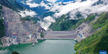 Trung Quốc xây siêu đập “lơ lửng 3.000 m trên mây” khiến thế giới kinh ngạc: Bờ cao gấp đôi tháp Eiffel, giúp tiết kiệm 13,3 triệu tấn than và giảm 21,3 triệu tấn CO2