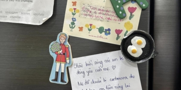 Mẹ kiên trì mỗi ngày viết một mẩu giấy nhỏ cho con, nhiều năm sau nhận về kết quả ngọt ngào