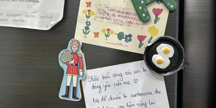 Mẹ kiên trì mỗi ngày viết một mẩu giấy nhỏ cho con, nhiều năm sau nhận về kết quả ngọt ngào