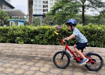Mỉa mai “nghỉ hè mà học hành quần quật, không có tuổi thơ” nhưng nhìn thành quả em bé đạt được, ai cũng gật gù!